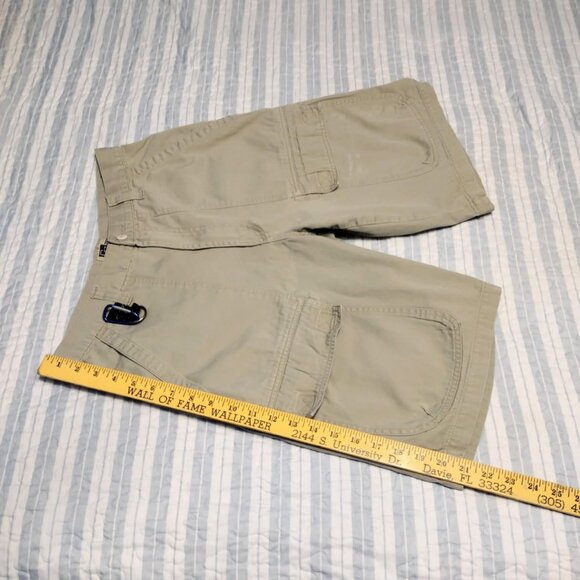 CS Sport Classic American Styles Khaki Cargo Shorts Size 32 - Picture 4 of 7